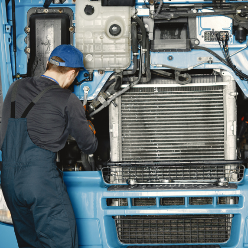 Mecánico revisa el radiador de un camión Scania