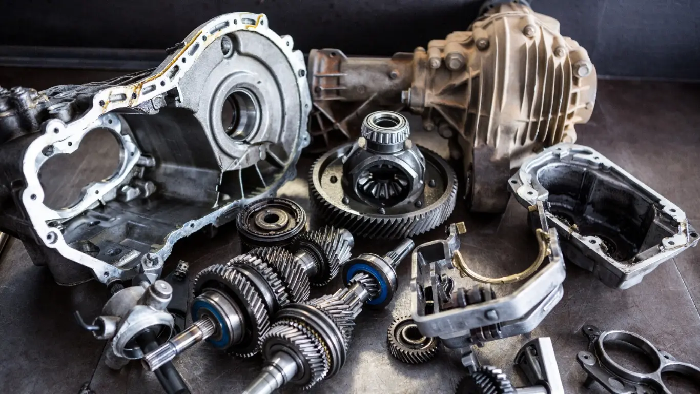 Herramientas y partes del motor de un camión.